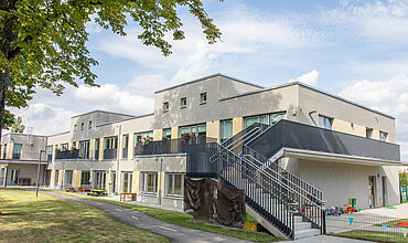 Außenansicht mit Freitreppe