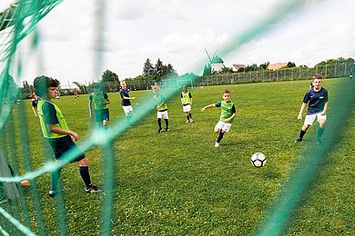 Teilnehmer der RB Fußballschule schießen auf das Tor