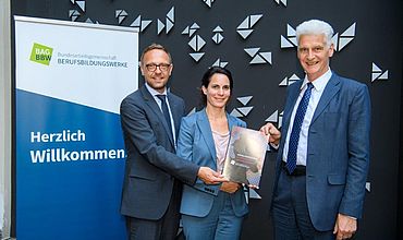 v.l.: Tobias Schmidt, Tanja Ergin und Dr. Rolf Schmachtenberg