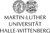 Logo der Martin-Luther-Universität Halle-Wittenberg. Oben das Doppelsiegel, das die Vereinigung beider Universitäten symbolisiert, unten der Schriftzug