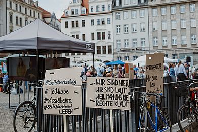 Schilder beim Protesttag 2022 für mehr Teilhabe und Inklusion