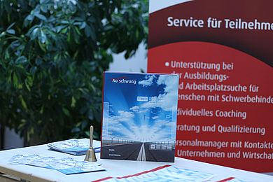 Ein Informationsstand mit vielen Infomaterialien