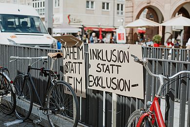 Inklusion statt Exklusion: Plakate beim Protesttag 2022