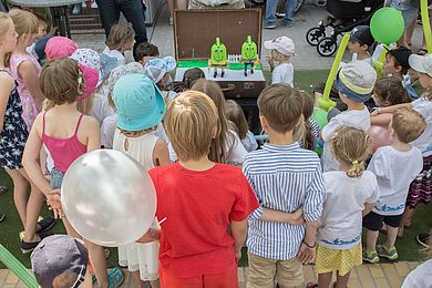 Kinder schauen dem Puppenspiel zu