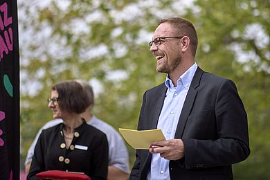 Tobias Schmidt (Hauptgeschäftsführer*in BBW-Leipzig-Gruppe) bei der Eröffnung der neuen Rollsportanlage