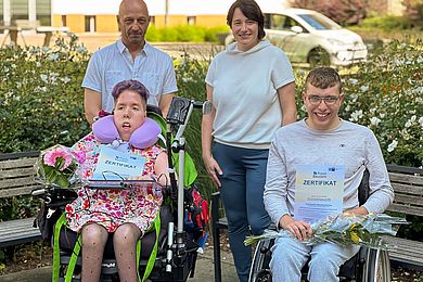 Gruppenfoto der Zertifikatsübergabe