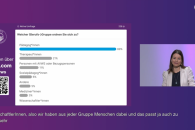Screenshot des lilafarbig hinterlegten AVWS-Fachtags-Streams. Die Dozentin ist rechts zu sehen und links ist eine Balkengrafik mit Blauen und grauen Balken zu sehen. 