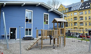 Das blaue Haus mit Klettergerüst