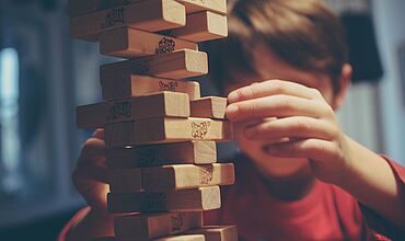 Kind spielt Jenga