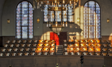 Lichtspiel Kirchenfenster und Kronleuchter in der Philippuskirche