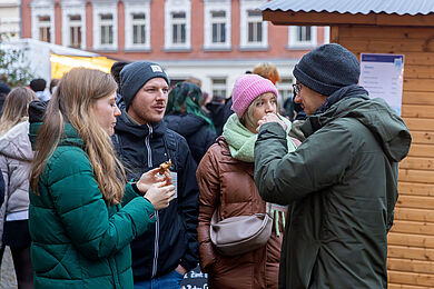 Gäste essen und trinken