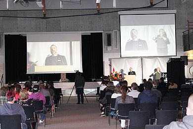 Teilnehmende bei der feierlichen Begrüßung in der Sporthalle