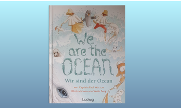 Buchcover des Buches "Wir sind der Ozean" vor blauem Hintergrund