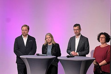 Studioszene des AVWS-Fachtages. Vier Expertinnen warten auf die Fragen aus dem Zuschauerchat.