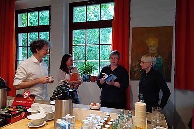 4 Dozentinnen des AVWS-Fachtages tauschen sich im Backstage-Bereich aus.