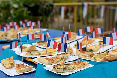 Quiche-Stücke mit kleinen Frankreich-Flaggen