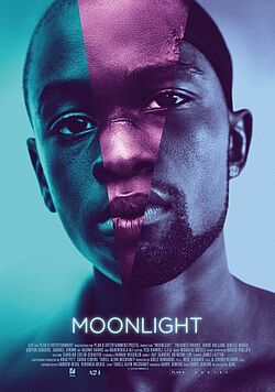 Film-Plakat "MOONLIGHT", ein schwarzer Mann, dessen Gesicht grafisch dreifach geteilt ist, links erscheint er grün, in der Mitte Lila, rechts blau