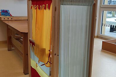 Puppentheater als Wahlkabine