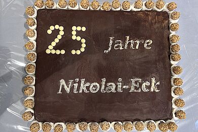 Torte mit der Aufschrift „25 Jahre Nikolai-Eck"