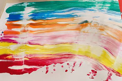 Mit Fingerfarben gemalter Regenbogen