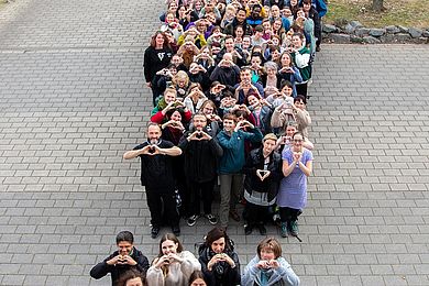 Pädagogische Fachkräfte der BBW-Kindertagesstätten formen ein Ausrufezeichen und positionieren sich für bessere Arbeitsbedingungen in Kitas