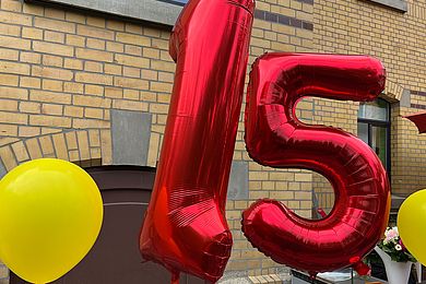 Rote Luftballons in Form einer 15