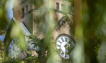 Kirchturm der Philippuskirche mit Uhr