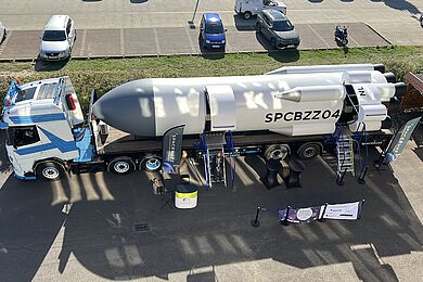 Die SpaceBuzz One Rakete auf dem Schulhof - von oben fotografiert