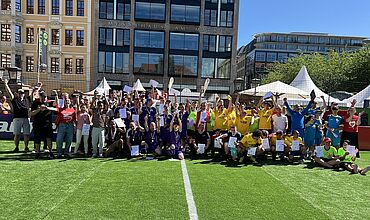 Mannschaften der LIGA FÜR ALLE nach der Siegerehrung auf dem Leipziger Marktplatz, Gruppenfoto