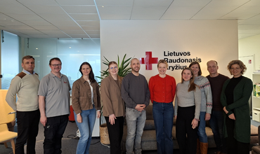 Teilnehmende des Projekts SHIELD in einem großen Büroraum