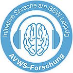 Logo AVWS Forschung. Kopfhörer auf Gehirn, im Kreis umschrieben mit den Worten: Initiative Sprache am BBW Leipzig, AVWS-Forschung