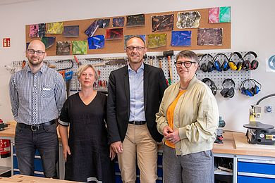 Gruppenfoto v.l.: Dr. Frank Braun (Abteilungsleiter*in Jugendberufshilfe), Karin Leonhardt (Geschäftsbereichsleiter*in Jugend- und Erziehungshilfeverbund), Tobias Schmidt (Hauptgeschäftsführer*in BBW-Leipzig-Gruppe), Dr. Gesine Märtens (Staatssekretärin für Gleichstellung und Demokratie im sächsischen Staatsministerium der Justiz und für Demokratie, Europa und Gleichstellung)