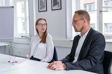 Christina März (Stadtratskandidat*in) und Tobias Schmidt (Hauptgeschäftsführer*in BBW-Leipzig-Gruppe) im Gespräch